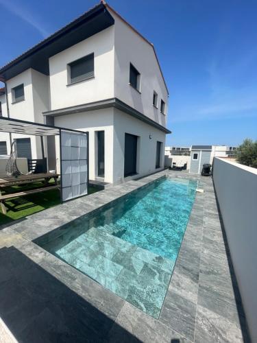 une piscine devant une maison dans l'établissement Villa de standing avec piscine, à Cabestany