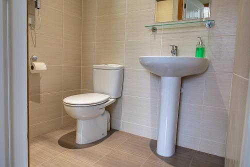 un baño con inodoro y lavabo en King street, en Bacup
