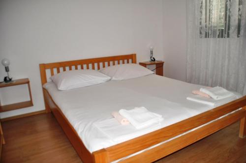 Un dormitorio con una cama con dos toallas encima. en Apartments Lancek, en Ivan Dolac