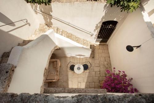 an entrance to a building with a window and flowers at Don Alfonso Dimora D'epoca in Racale
