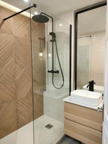 une salle de bain avec douche et lavabo dans l'établissement T2 moderne, à Balaruc-les-Bains