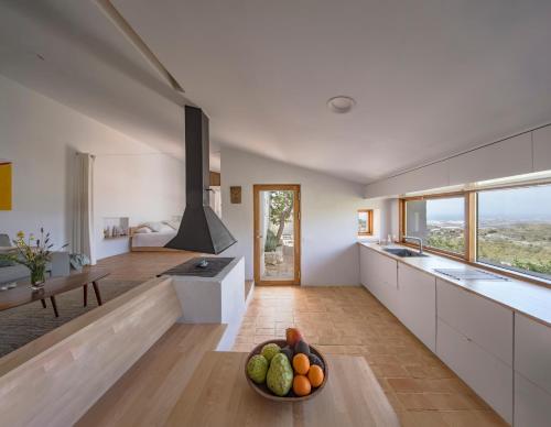 eine Küche mit einer Obstschale auf dem Boden in der Unterkunft RentitSpain El Castillete Encanto con vistas al mar in La Garnatilla