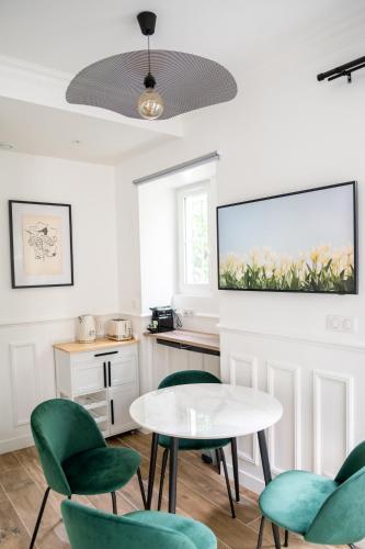 Cosy and calm suite with a terrace in Montmartre