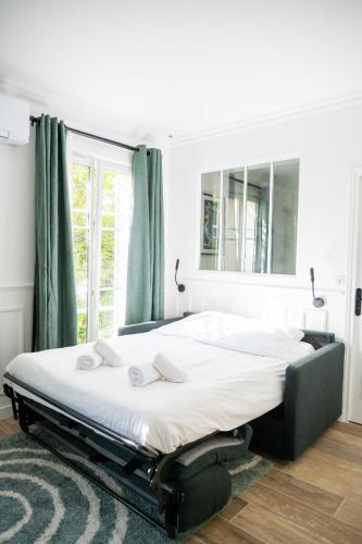 Cosy and calm suite with a terrace in Montmartre