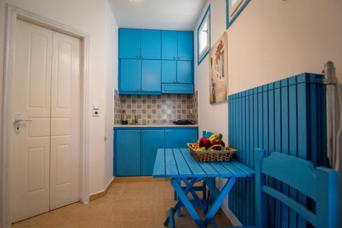 Η κουζίνα ή μικρή κουζίνα στο Azzurro Naxos, Azzurro I - Azzurro II - Azzurro III