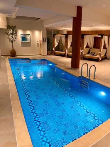a swimming pool in a hotel room with a swimming pool at Hotel Eden in Podstrana