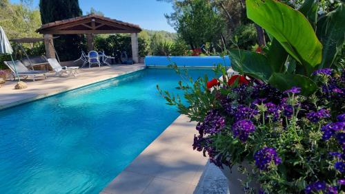 - une piscine fleurie et un kiosque dans l'établissement Magnifique villa avec piscine, à La Bouilladisse