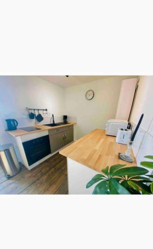 une cuisine avec un évier et un plan de travail dans l'établissement Terre Sauvage Baie de Somme, à Abbeville