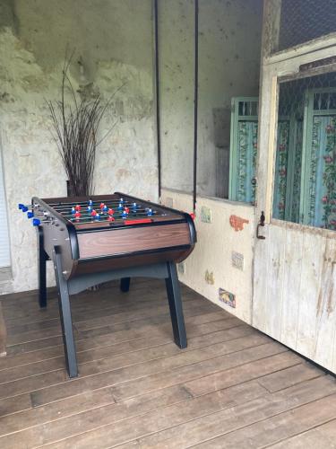 - un billard à l'extérieur de la maison dans l'établissement Maison GAILLAC, à Gaillac