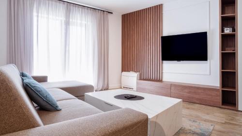 Una televisión o centro de entretenimiento en Hotel Diplomat by Aycon