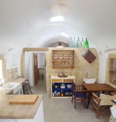 a kitchen and dining room with a table and chairs at Corones House in Frilingiánika
