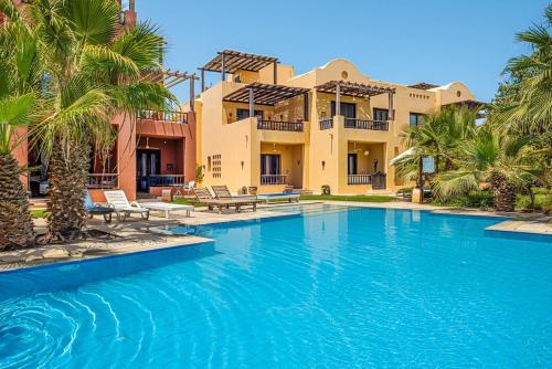 Townhouse with roof terrace,balcony and large pool
