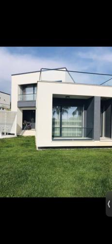 Cheerful 3 bedroom villa with free parking seeview