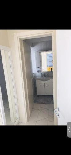 eine offene Tür zu einer Küche mit Spüle in der Unterkunft Cheerful 3 bedroom villa with free parking seeview in Hamallë