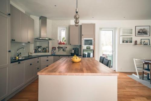 a kitchen with a counter with a bowl of bananas on it at Exklusivt boende med pool & öppen spis in Färjstaden