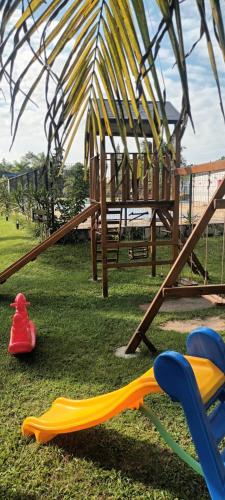 Kawasan permainan kanak-kanak di Hospedagem Praia Matinhos