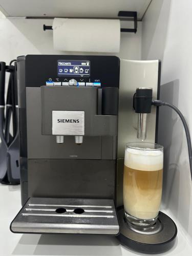 Koffie- en theefaciliteiten bij Stylish Home Theater Apartment 3