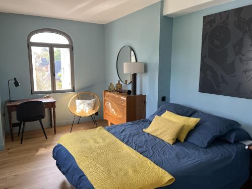 - une chambre avec des murs bleus et un lit avec une couverture jaune dans l'établissement Villa Médaillon, Sur la mer - Mesnil Val Plage, à Criel-sur-Mer