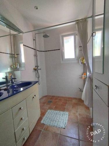 une petite salle de bain avec un lavabo et une fenêtre dans l'établissement Large family villa, à Marseillan