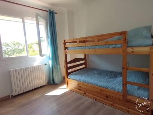 une chambre avec deux lits superposés dans une pièce dans l'établissement Large family villa, à Marseillan