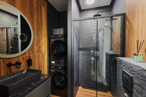 Oceanview Apartment baltyk Gdynia -Bezpłatny parking في غدينيا: حمام مع حوض ودش زجاجي