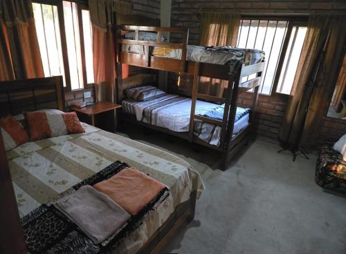 Dos literas en una habitación con ventanas. en Casa de Campo en Buena Vista, en Buena Vista
