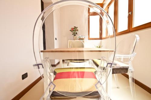 a room with a table and chairs under a glass archway at KiBari B&B in Bari