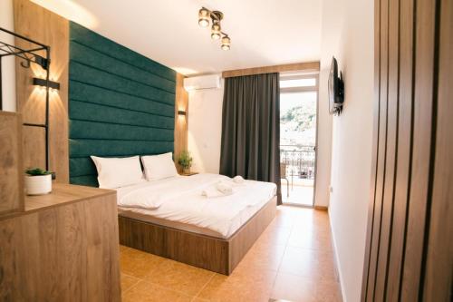 Postel nebo postele na pokoji v ubytování Hotel Dajti