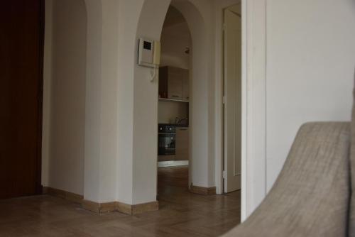 un couloir avec une arche et une pièce avec une cuisine dans l'établissement Les Fleurs, à Antibes
