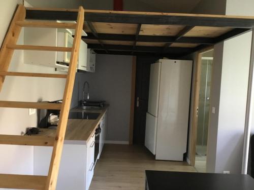 Il dispose d'une cuisine avec une mezzanine et un réfrigérateur. dans l'établissement Gîte meublée en campagne proche Albi, à Castelnau-de-Lévis
