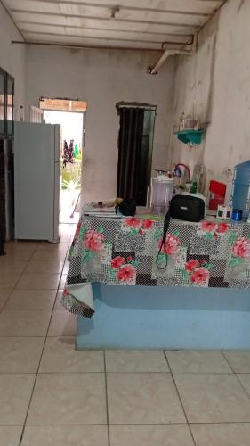 a room with a table with flowers on it at moradia in Ananindeua
