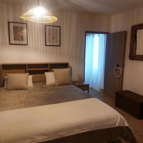 - une chambre avec un grand lit et une lumière dans l'établissement Bastidon, à La Celle-sous-Gouzon