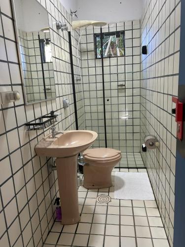 a bathroom with a sink and a toilet at Pitaya Suítes in Cunha