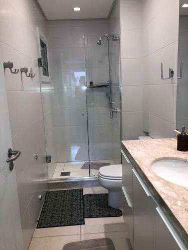 Un baño con ducha, inodoro y lavabo. en Altos da Bela Vista, en Gramado