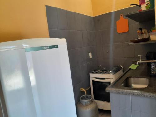 Η κουζίνα ή μικρή κουζίνα στο Suíte 2 Peruíbe