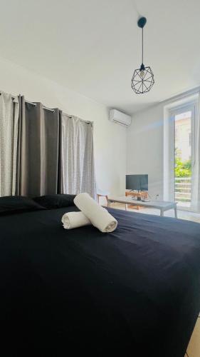 un lit avec une planche de surf en haut dans l'établissement Grand studio dans villa - Emplacement unique - Proche mer - Clim - Grande Terrasse, à Nice