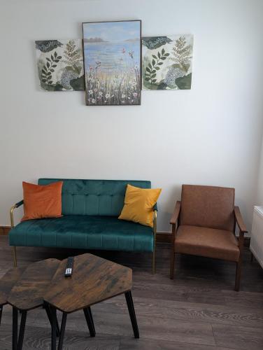 Ruang duduk di Fantastic 3-Bedroom House in Crawley - Near Gatwick