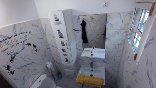 MotsouémbéにあるEBS Appartの洗面台とトイレ付きの小さなバスルーム