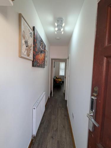Gambar di galeri bagi Fantastic 3-Bedroom House in Crawley - Near Gatwick di Crawley
