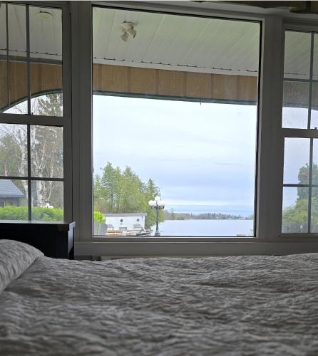 Ένα ή περισσότερα κρεβάτια σε δωμάτιο στο The Gananoque Inn