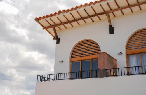 a building with a pergola on top of it at Hotel campanario campestre barichara in Barichara