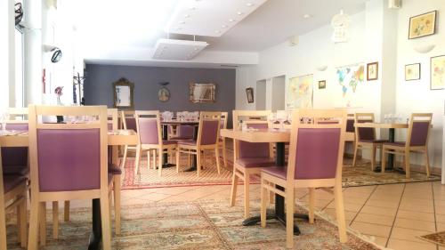 Restoran ili drugo mesto za obedovanje u objektu Logis Hôtel du Commerce