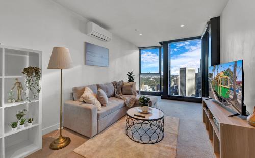Μια τηλεόραση ή/και κέντρο ψυχαγωγίας στο Lvl 42 2B1B Apartment with City Views - Central CBD Location