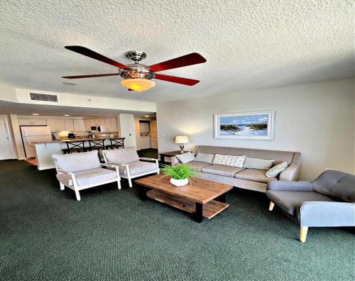 Χώρος καθιστικού στο Vacation in Comfort and luxury - 2BR Oceanview - Wyndham Ocean Walk Resort 2432