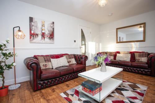 a living room with two couches and a table at Prime House - St James Park - Newcastle in Newcastle upon Tyne