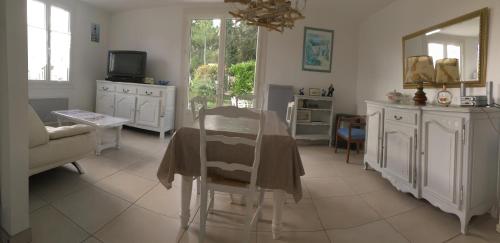 Photo de la galerie de l'établissement Geay location en bordure de foret et 900 m de la mer, à Saint-Trojan-les-Bains