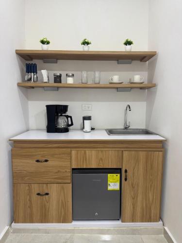 une cuisine avec un évier et un plan de travail dans l'établissement Studio apartamento en Santa Cruz de Mompox, à Santa Cruz de Mompox