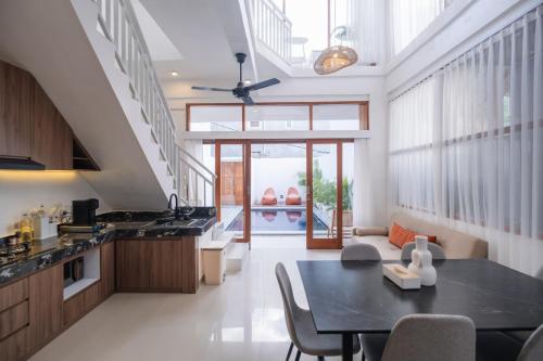 Køkken eller tekøkken på OG Cove - Modern & Central Pool Villa - Sleeps 7