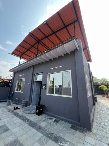 Bangunan di mana terletaknya vila ini