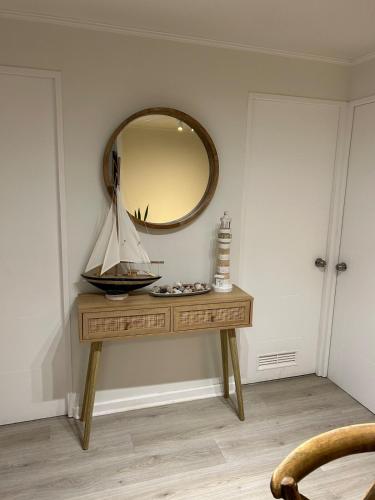 a dressing table with a mirror on a wall at Departamento en Quintero in Quintero